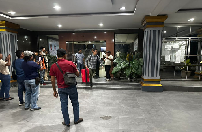 Tim KPK saat membawa koper yang diduga berisikan berkas dan dokumen dari Kantor Bupati Inhu, Kamis (18/12/2025).