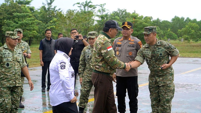 Bupati Siak Afni Z bersama Dandim 0322/Siak Letkol Czi Andy Kurniawan, S.Hub.Int., Bupati Siak Dr. Afni Z., M.Si., Kapolres AKBP Eka Ariandy Putra sambut Menhan Sjafrie Sjamsoeddin, Kamis (18/12/2025)