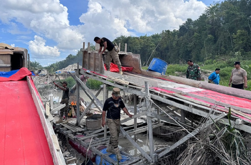 Rakit-rakit PETI yang ditemukan di areal kebun karet Pemkab di Desa Jake, Kecamatan Kuantan Tengah, dibakar tim gabungan yang melakukan operasi penertiban, Rabu (17/12/2025).