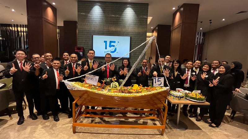 Jajaran manajemen The Premiere Hotel Pekanbaru foto bersama di tengah perayaan annibersary The Premiere Hotel ke-15, Kamis (18/12/2025).