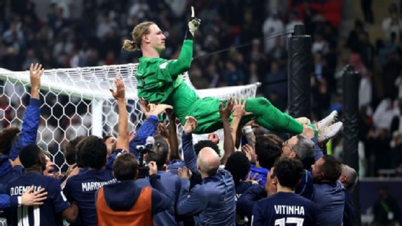 Para pemain PSG merayakan kemenangan bersama kiper Matvei Safonov setelah mengalahkan Flamengo dalam adu penalti di Piala Interkontinental.