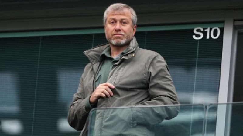 Roman Abramovich keberatan untuk mengirimkan uang tersebut hanya ke Ukraina.