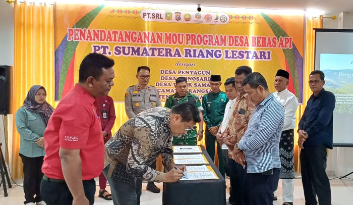 Simbolis perwakilan pemerintahan tiga desa dan pihak SRL serah terima kesepakatan baru tentang program desa bebas api.