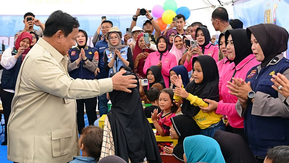 Presiden Prabowo Subianto mengunjungi lokasi terdampak bencana di Posko Pengungsi yang berlokasi di SD Negeri 05 Kayu Pasak Palembayan, Kabupaten Agam, Provinsi Sumatra Barat, pada Kamis, 18 Desember 2025. Foto: