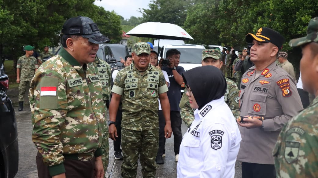 Menteri Pertahanan Republik Indonesia Jen&shy;deral TNI (Purn) Sjafrie Sjamsoeddin dan rombongan berbincang dengan Bupati Siak Afni Z saat mendarat di helipad Kabupaten Siak, Kamis (18/12/2025).