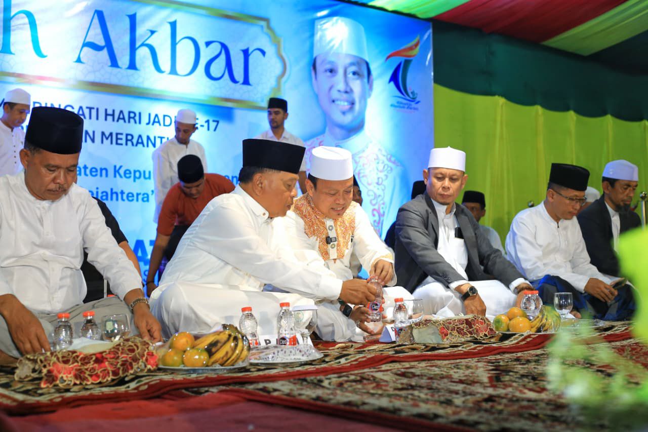 Bupati H Asmar mendampingi Ustaz Dr H Das&rsquo;at Latif saat mengisi Ta&shy;blig Akbar dalam rangka Hari Jadi ke-17 Kabupaten Kepulauan Meranti, belum lama ini.