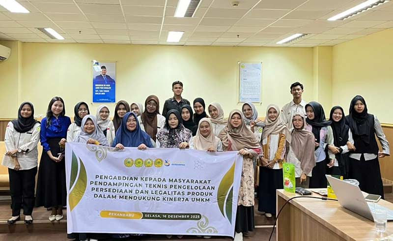 Tim Pengabdian kepada masyarakat Umri, pelaku UMKM, mahasiswa dan undangan lainya  foto bersama saat kegiatan pelatihan di kampus Umri, Selasa (16/12/2025).