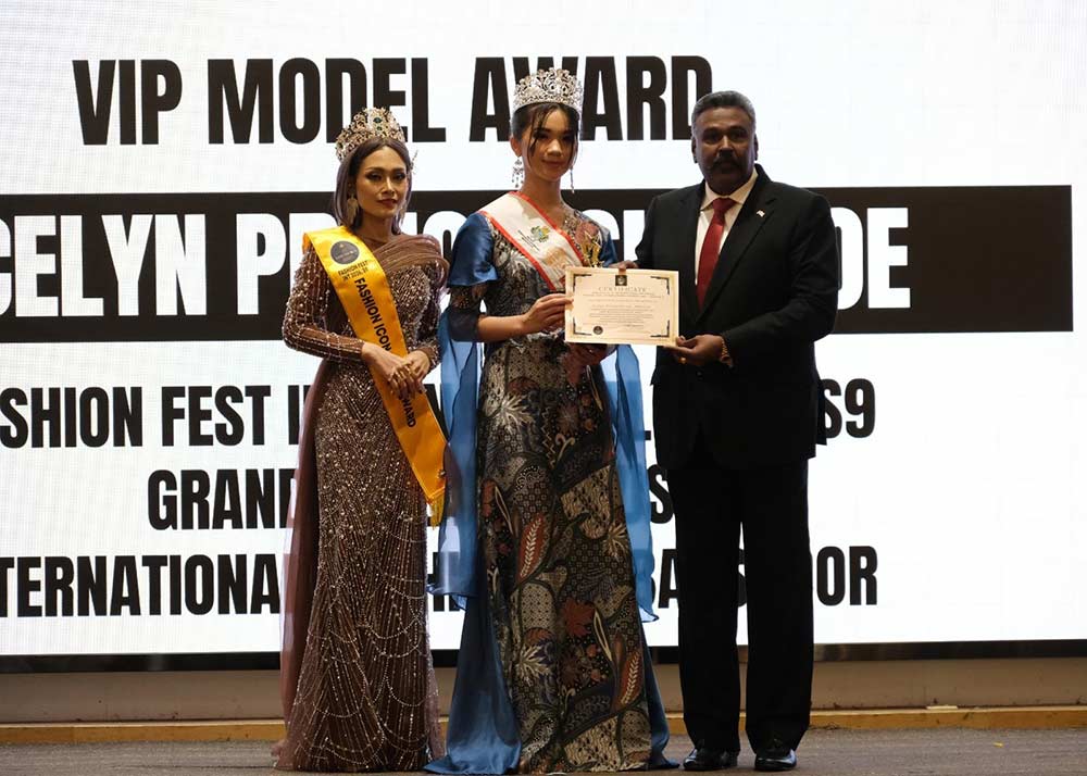 Jocelyn Princesslia Loe (tengah) menerima penghargaan juara dari National Deputy President Majelis Kebudayaan dan Warisan Nusantara Cultural And Heritage Council of The Archipelago, Ahad (14/12/2025)
