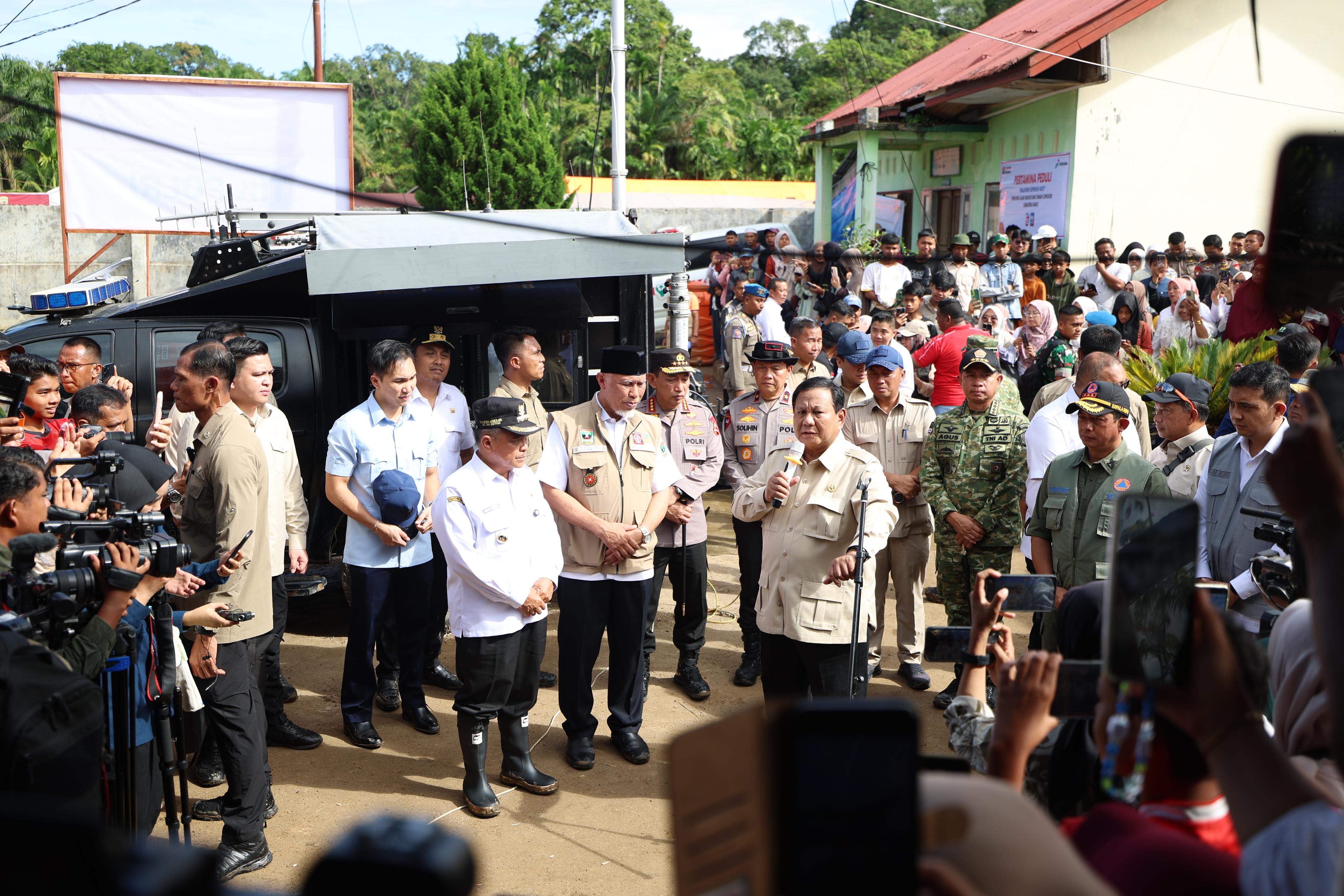 Presiden Prabowo Subianto di tengah warga terdampak bencana banjir bandang dan longsor di Agam, Sumatera Barat, Kamis (18/12/2025).