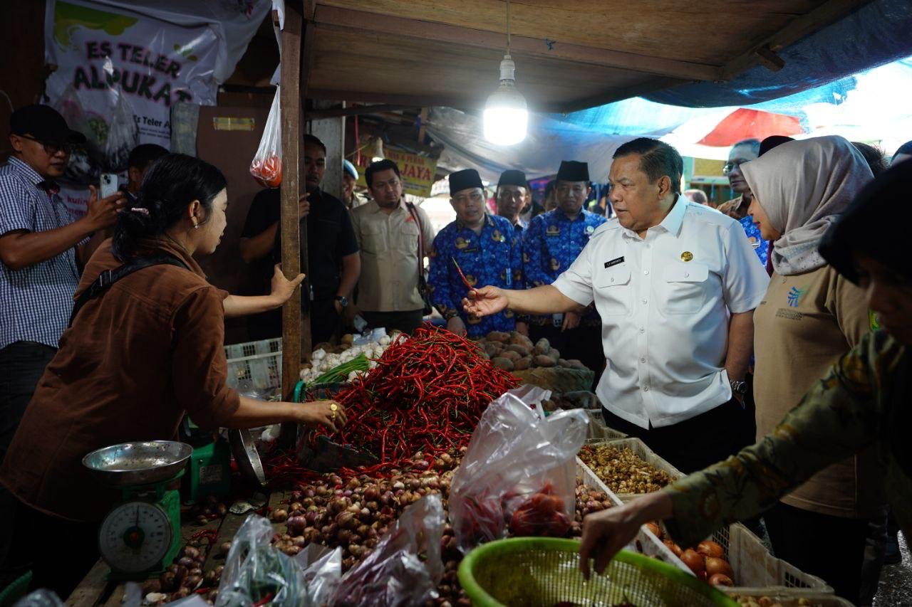 Plt Gubri SF Hariyanto saat melakukan peninjauan di Pasar Cik Puan Pekanbaru, Jumat (19/12/2025).