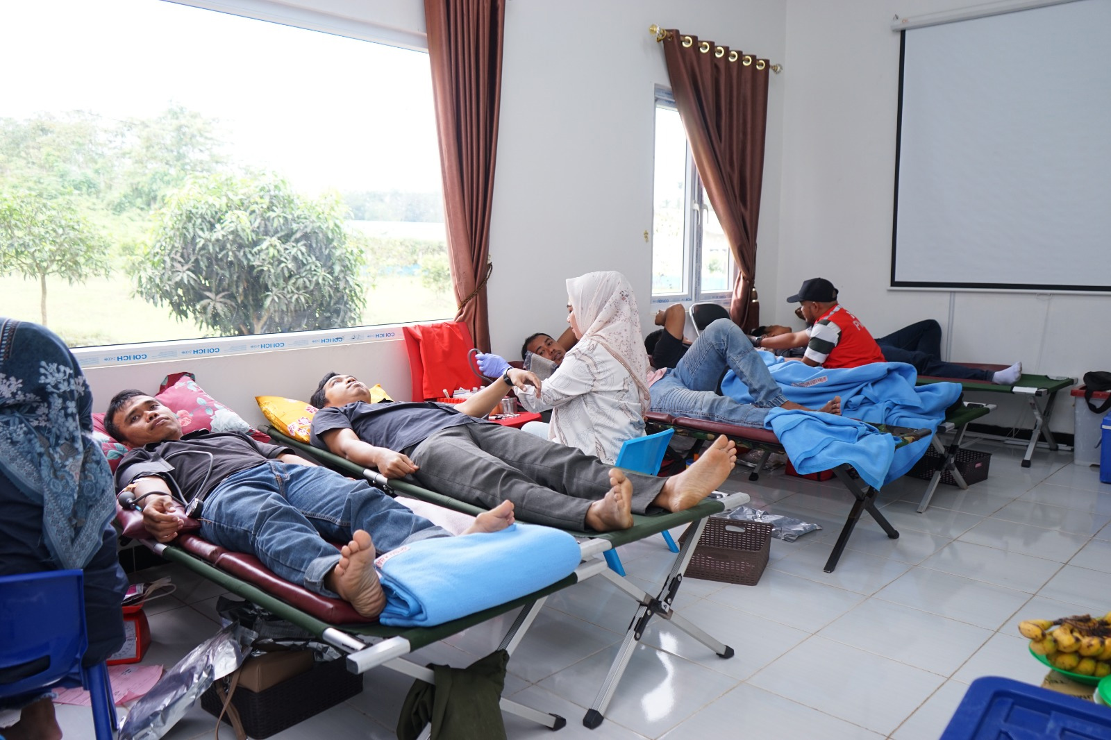 PT Yuni Bersaudara Sejahtera (YBS) menggelar program donor di Kantor Pabrik Minyak Kelapa Sawit, Sabtu (13/12/2025) .