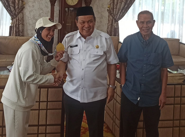 Plt Gubri SF Hariyanto (tengah) bersama Puja Lestari (kiri) dan Ketua KONI Riau Iskandar Hosein (kanan) di VVIP Lancang Kuning Bandara Sultan Syarif Kasim (SSK) II, pada Jumat (19/12/2025)