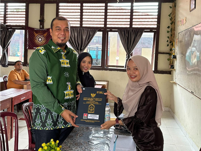 Bupati Inhu, Ade Agus Hartanto S Sos MSI bersama istri Suci Rahmiani saat mengambil rapor anaknya di SMAN 1 Rengat, Jumat (19/12/2025)