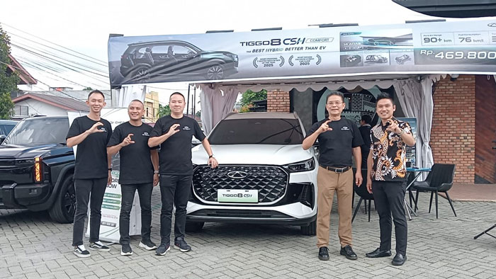 Regional Manager PT CSI Michael Sanjaya (3 kiri) didampingi Director of Chery Pekanbaru,Harry Suwandi (2 kanan) foto bersama saat memperkenalkan Cherry TIGGO 8 CSH di Pekanbaru, Jumat (19/12/2025)