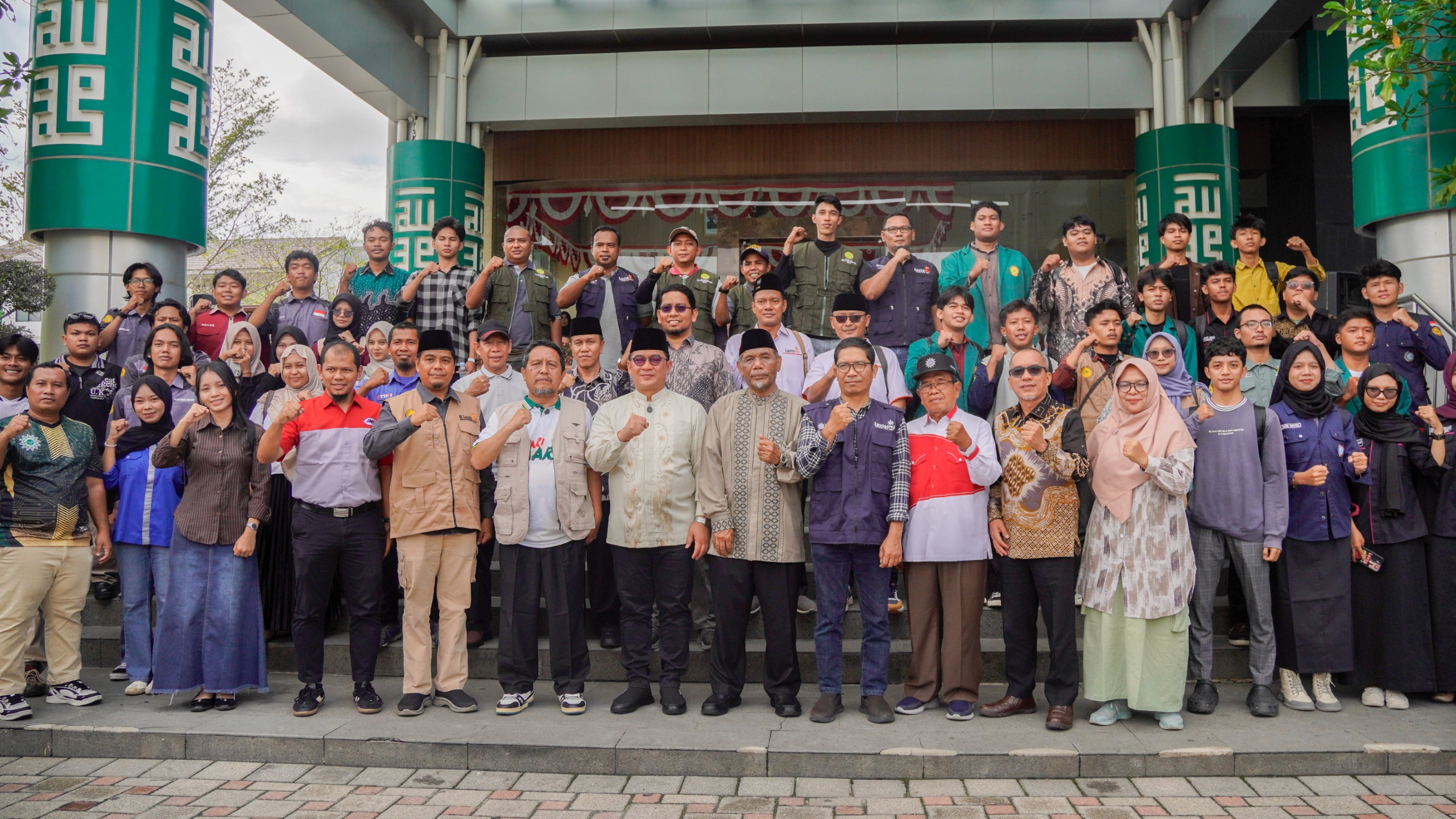 Sekretaris Daerah Provinsi Riau Dr H Syahrial Abdi AP MSi bersama Pimpinan Umri dan Muhammadiyah Riau foto bersama sebelum pelepasan relawan serta logistik bantuan korban bencana Sumatera, Sabtu 13/12