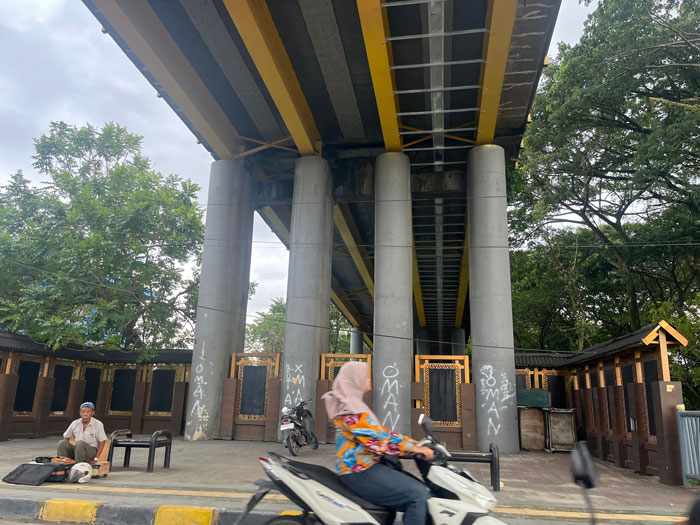 Pemasangan dudukan baja untuk kabel fiber optik dibawah jembatan Siak I hampir rampung, Jumat (19/12/2025).