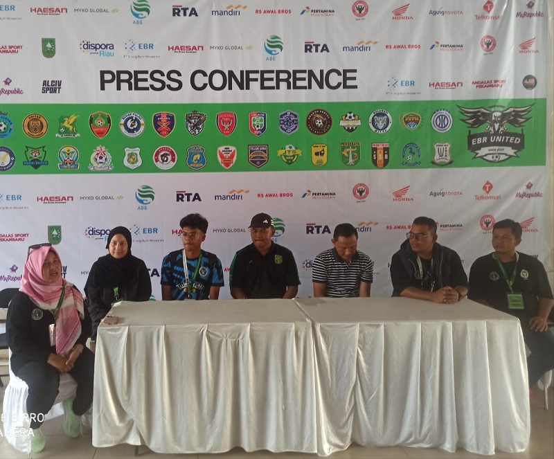 Konferensi Pers EBR United, panitia  Tanjak Riau Junior International Cup 2025, tim yang berasal dari Nasional maupun internasional, PSSI di Stadion Utama Riau, Jumat (19/12/2025).