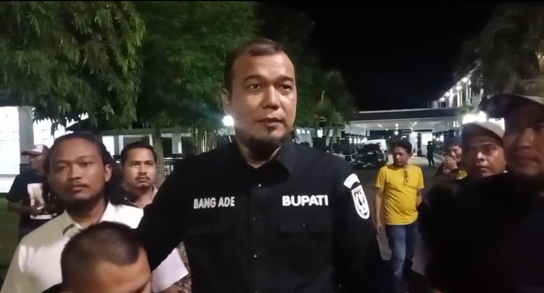 Bupati Inhu, Ade Agus Hartanto saat memberikan keterangan kepada wartawan di rumah dinasnya usai digeledah KPK, Kamis (18/12/2025).
