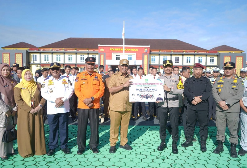 Bupati Rohul Anton secara simbolis menyerahkan hibah 5 unit sepeda motor trail kepada Kapolres Rohul AKBP Emil Eka Putrasebagai bentuk dukungan dalam upaya pencegahan karhutla di Wilayah Rohul.