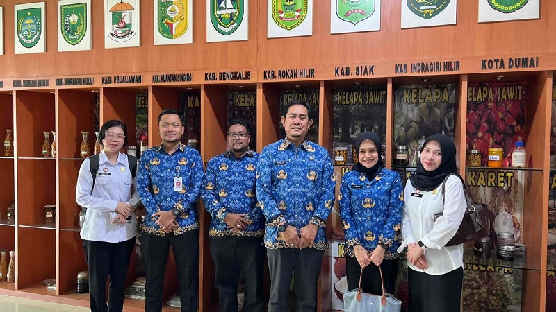Tim Bidang Pelayanan Kekayaan Intelektual Kanwil Kemenkum Riau berfoto bersama usai melaksanakan koordinasi dengan Dinas Perkebunan Provinsi Riau pada Rabu (17/12/2025),