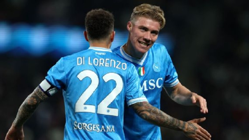 Rasmus H&oslash;jlund mencetak gol kedua Napoli dalam semifinal Supercoppa melawan AC Milan.