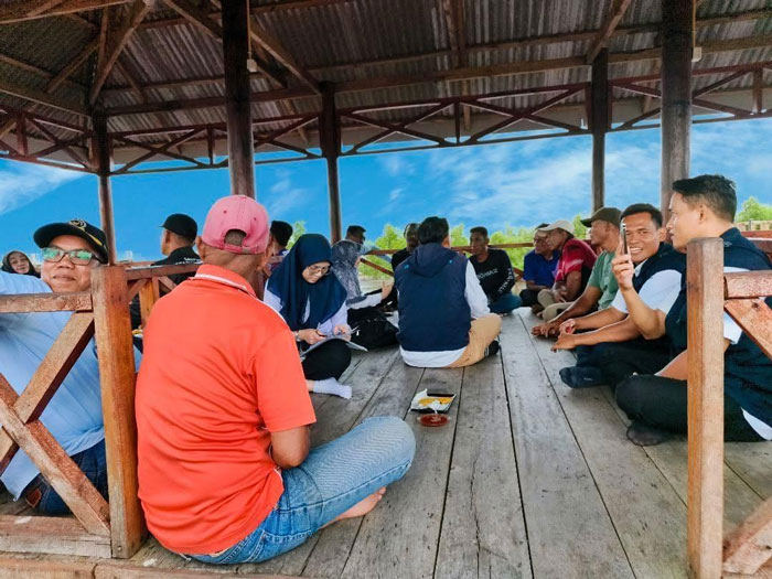 Tim dari Kementerian Kelautan dan Perikanan (KKP) Republik Indonesia saat berada dik Desa Pambang Pesisir, Kamis (18/12/2025).