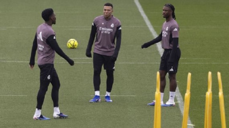 Eduardo Camavinga, kanan, kembali berlatih pada hari Jumat.