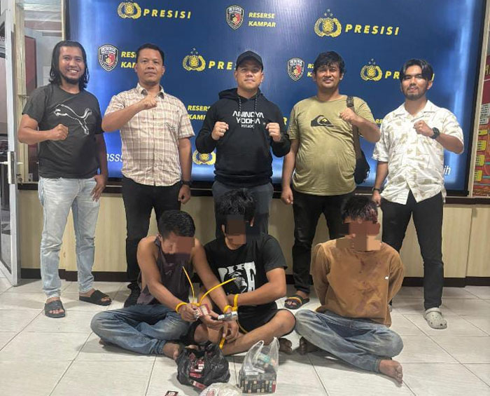 Satreskrim Polres Kampar berhasil mengungkap kasus pencurian dengan pemberatan (curat) di dua lokasi, Jumat (19/12/2025).