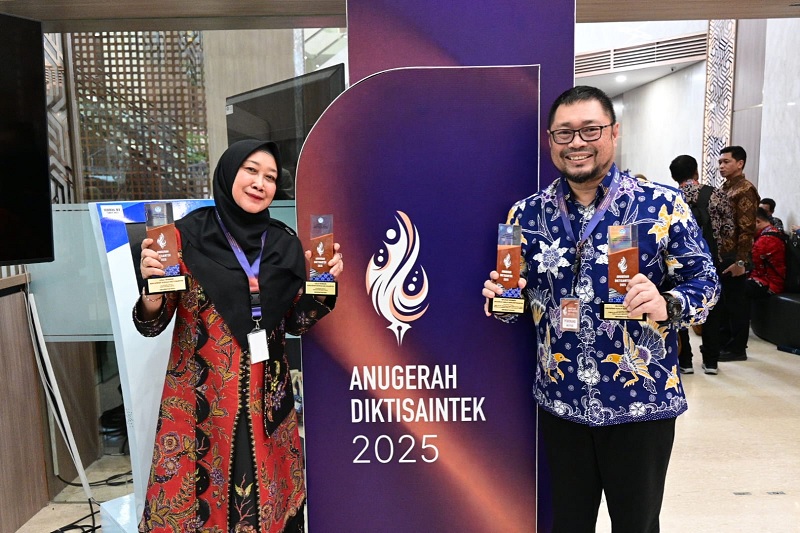 Rektor Unri Prof Dr Sri Indarti SE MSi didampingi Wakil Rektor IV Dr Ir Sofyan Husein Siregar Mphil menerima anugerah Diktisaintek 2025, Jumat (19/12/2025).