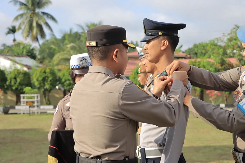 Polres Kampar menggelar Apel Gelar Pasukan Operasi Lilin Lancang Kuning 2025 dalam rangka pengamanan perayaan Natal 2025 dan Tahun Baru 2026 di Lapangan Mapolres Kampar, Jumat (19/12/2025).
