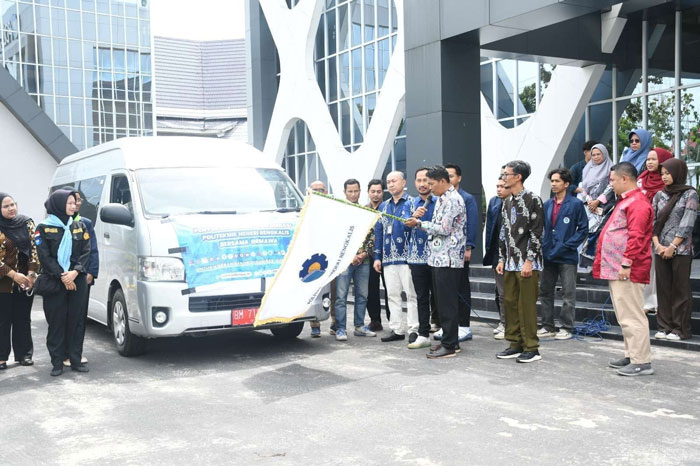 Wadir Polbeng melepaskan rombongan relawan kemanusiaan untuk menyampaikan donasi bencana Sumatera di depan kampus Polbeng, Jumat  (19/12/2025).