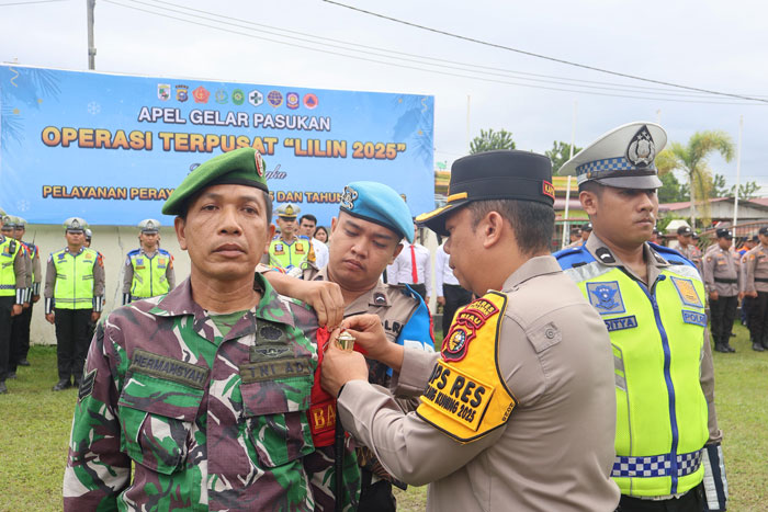 Apel gelar pasukan operasi lilin lancang kuning 2025 di halaman Mapolres Pelalawan, Jumat (19/12/2025).
