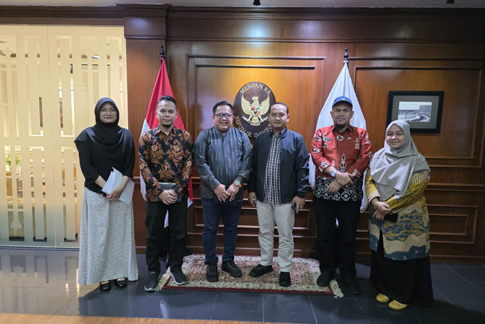 Wakil Ketua Komisi II DPRD Kampar Rinaldo Saputra (3 kiri) bersama Kepala BKPSDM Kampar Riadel Fitri (2 kanan) usai pertemuan dengan Asisten Deputi KemenPAN-RB di Kantor KemenPAN-RB Jakarta