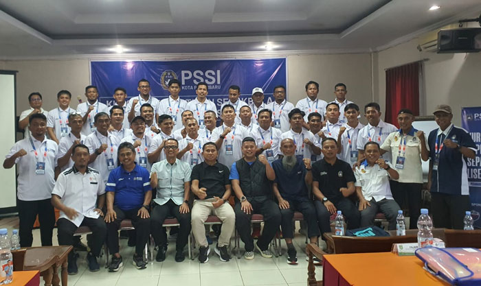 Peserta kursus pelatih Lisensi D PSSI Pekanbaru foto bersama Ketua PSSI Pekanbaru Roni Saputra, Kabid PPO Dispora Riau Ade Zukri, Instruktur Philep Hansen Maramis usai pembukaan di Hotel Olgaria