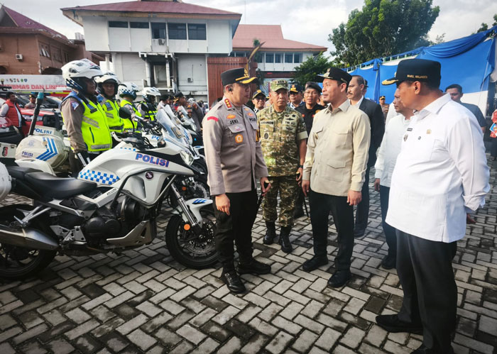 Wako Pekanbaru Agung Nugroho bersama Kapolresta Kombes Pol Jeki Rahmat Mustika, Dandim 0301/PBR Kolonel Ihksanudin, Wawako Markarius Anwar cek kendaraan saat Apel Gelar Pasukan Operasi Lilin 2025