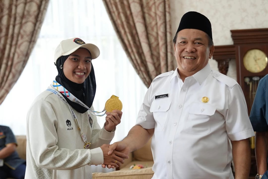 DISAMBUT: Plt Gubri SF Hariyanto menyambut kedatangan Puja Lestari, atlet panjat tebing di VVIP Lancang Kuning Bandara Sultan Syarif Kasim (SSK) II, Jumat (19/12/2025) siang.