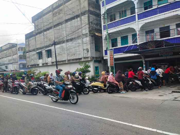 Ratusan pengendara sepeda motor mengantre cukup panjang untuk mendapatkan BBM jenis Pertalite di Pertamini milik warga, Jumat (19/12/2025).