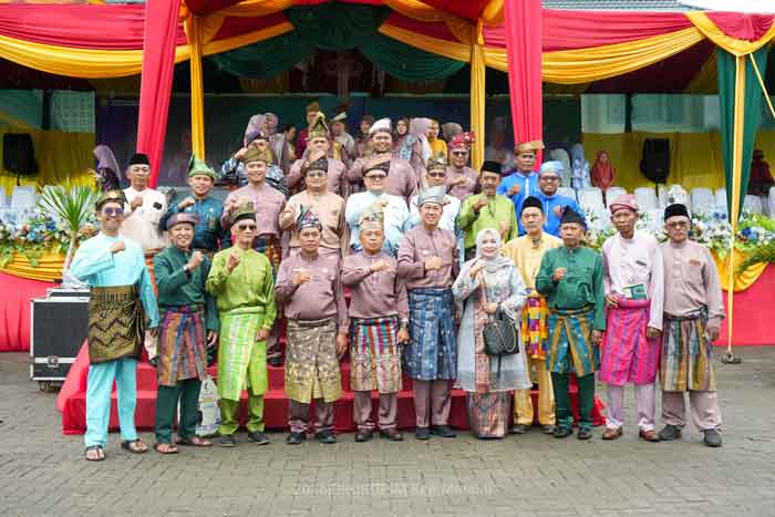 Bupati Kepulauan Meranti H Asmar dan Wakil Bupati Muzamil Baharudin bersama unsur forkopimda foto bersama.