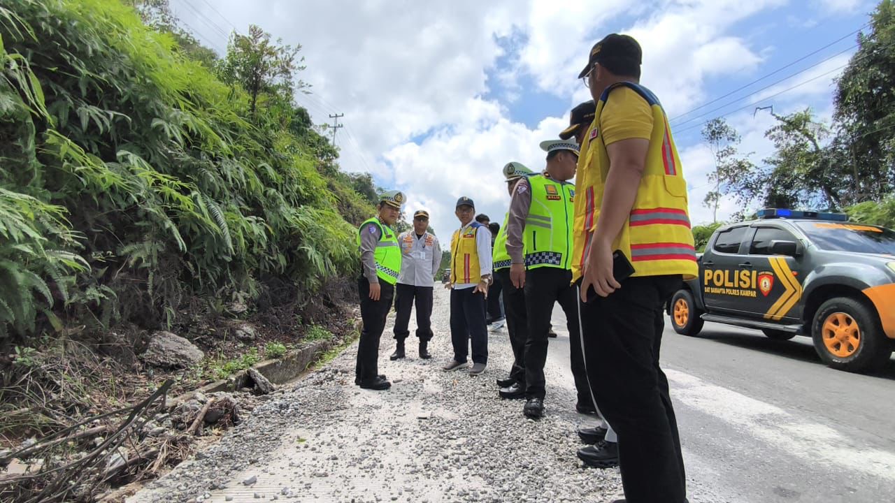 Dirlantas Polda Riau Kombes Pol Taufiq Lukman Nurhidayat saat melakukan pengecekan langsung kondisi ruas jalan Riau-Sumbar, Sabtu (20/12/2025).