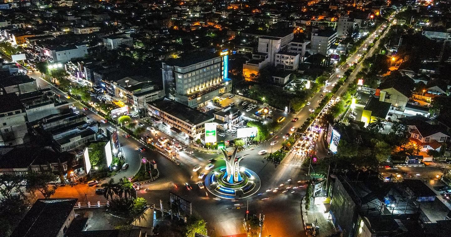 Suasana malam hari Kota Banda Aceh pascapulihnya sistem kelistrikan di wilayah tersebut, Kamis (18/12/2025).