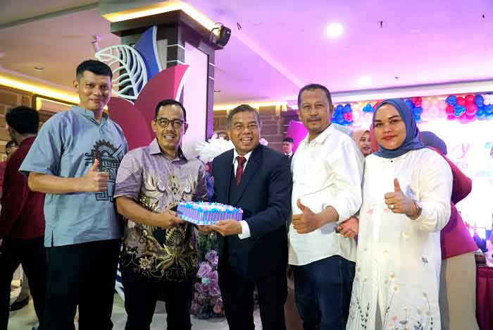 Owner RS Syafira dr Khairul Nasir (tengah) menerima secara langsung kue tar ulang tahun ke-16 RS Syafira dari Riau Pos yang diserahkan manajemen Riau Pos, Jumat (19/12/2025).
