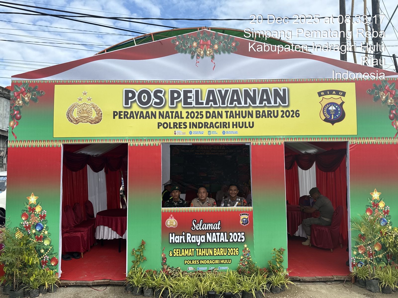 Personel saat berjaga di Pos Yan di Simpang Tugu Ikan Patin KM 195, Kelurahan Pematang Reba Kecamatan Rengat Barat, Sabtu (20/12/2025).