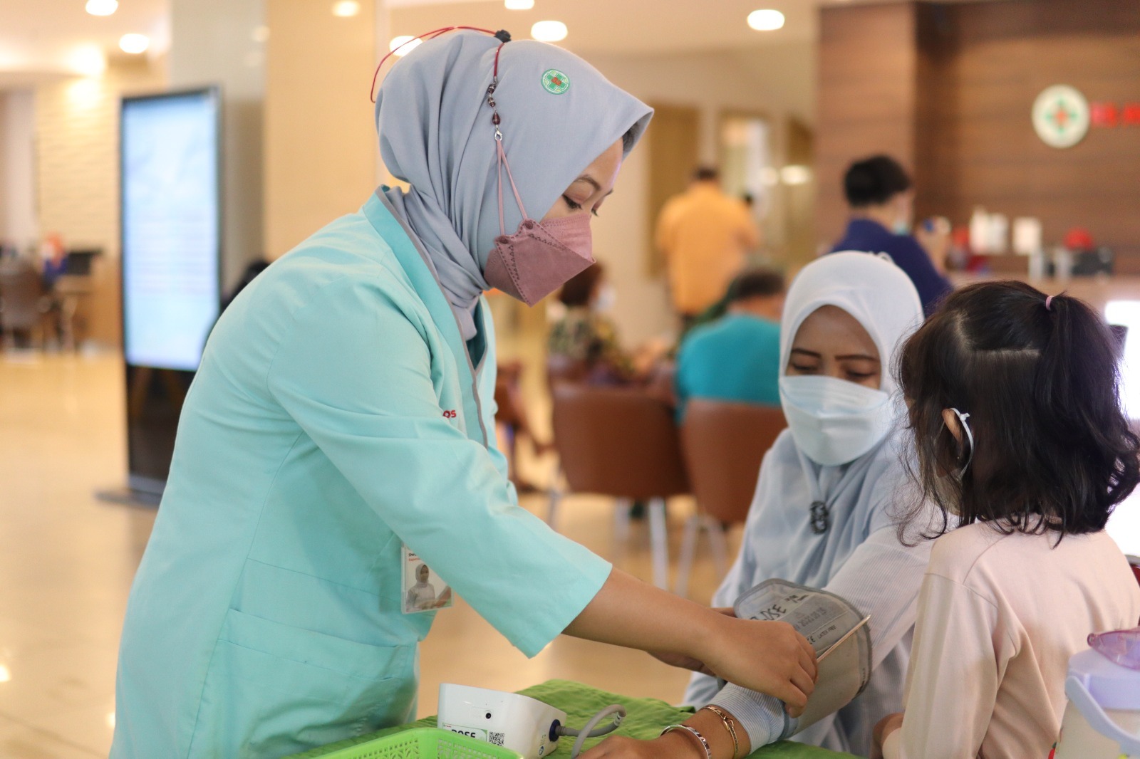 Tim medis RS Awal Bros Group memeriksa pasien di layanan Pain Care Center, baru-baru ini. Pain Care Center sebuah layanan terpadu yang dirancang untuk memberikan penanganan nyeri secara lebih komprehe