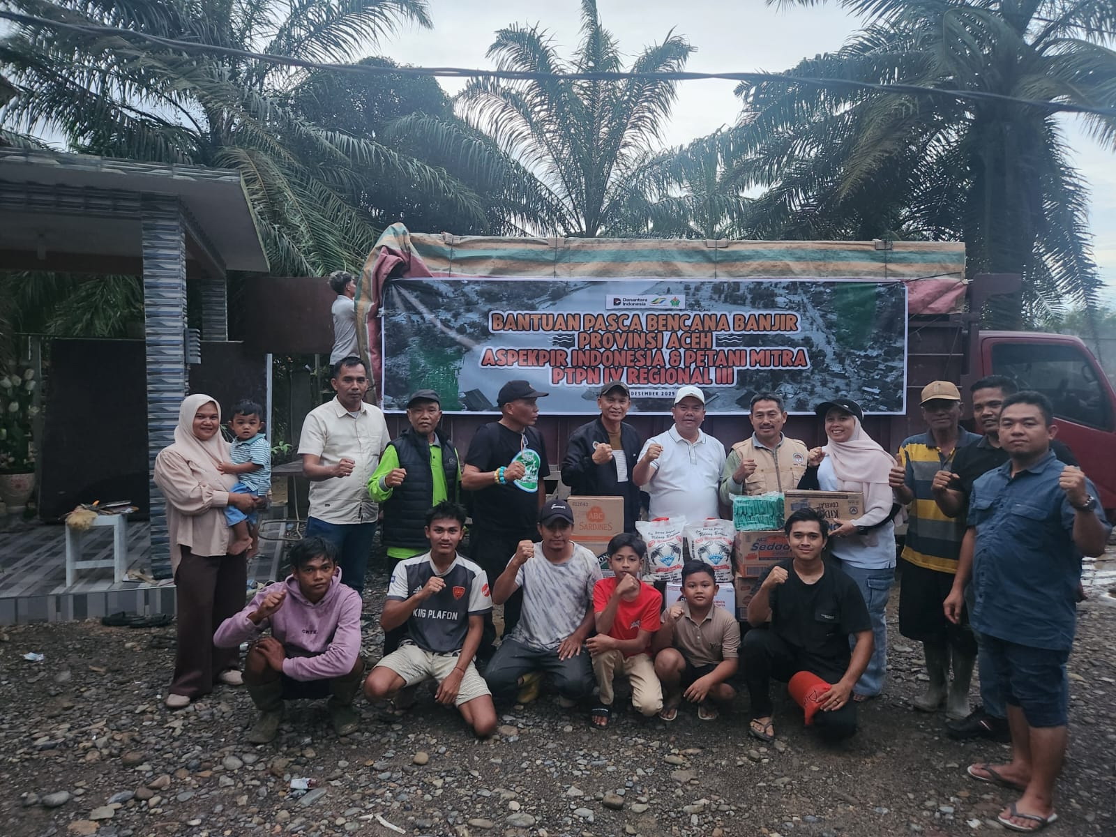 Para petani binaan PTPN IV Regional III foto bersama saat menyerahkan bantuan korban banjir di Aceh, beberapa waktu lalu.