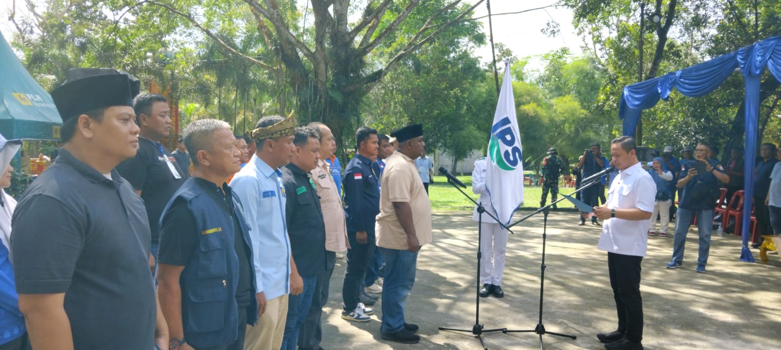 Wali Kota Pekanbaru Agung Nugroho saat mengukuhkan pengurus Forum LPS Kota Pekanbaru di Alam Mayang, Pekanbaru, Sabtu (20/12/2025).