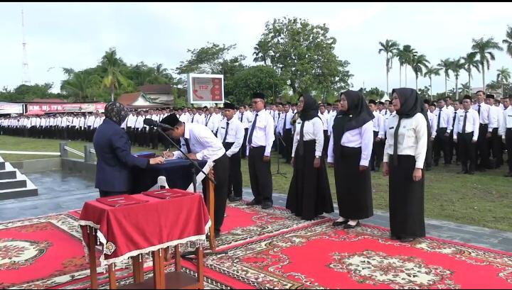 Bupati Siak Afni Z menyaksikan perwalian PPPK Paruh Waktu menandatangani berita acara pelantikan di Lapangan Tugu depan Istana Siak, Kota Siak Sri Indrapura, Sabtu (20/12/2025).