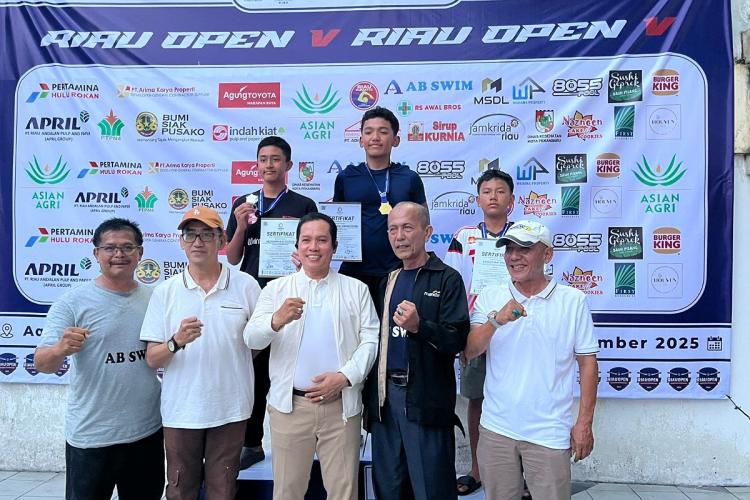Bakal Calon Ketua KONI Riau Edi Basri (tengah) berfoto bersama juara Riau Swimming Championship V, baru-baru ini.