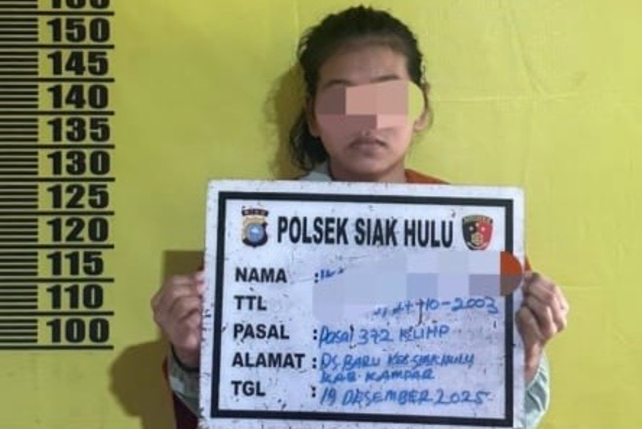Wanita berinisial IK (22) seorang kasir BRI Link di Siak Hulu Kampar ditangkap di Kelurahan Brayen Baru, Kecamatan Medan Timur, Kota Medan, Sumatera Utara, Kamis (18/12/2025) pagi.