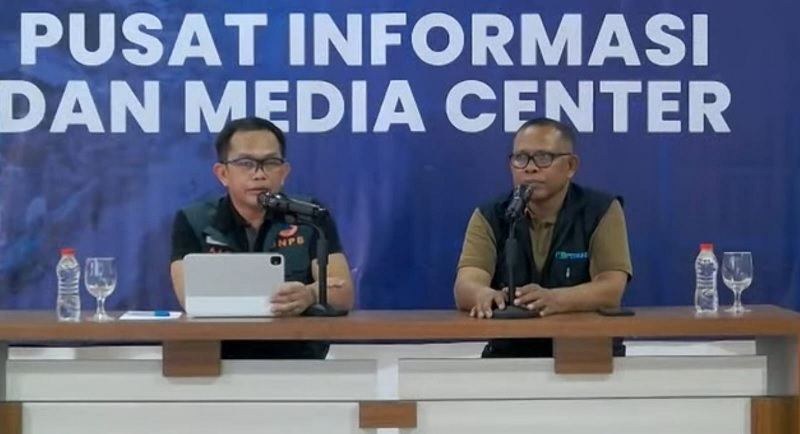 Kepala Pusat Data Informasi dan Komunikasi Kebencanaan BNPB Abdul Muhari memberikan keterangan pers Bencana Banjir dan Longsor Sumatra, Sabtu (20/12/2025) sore,