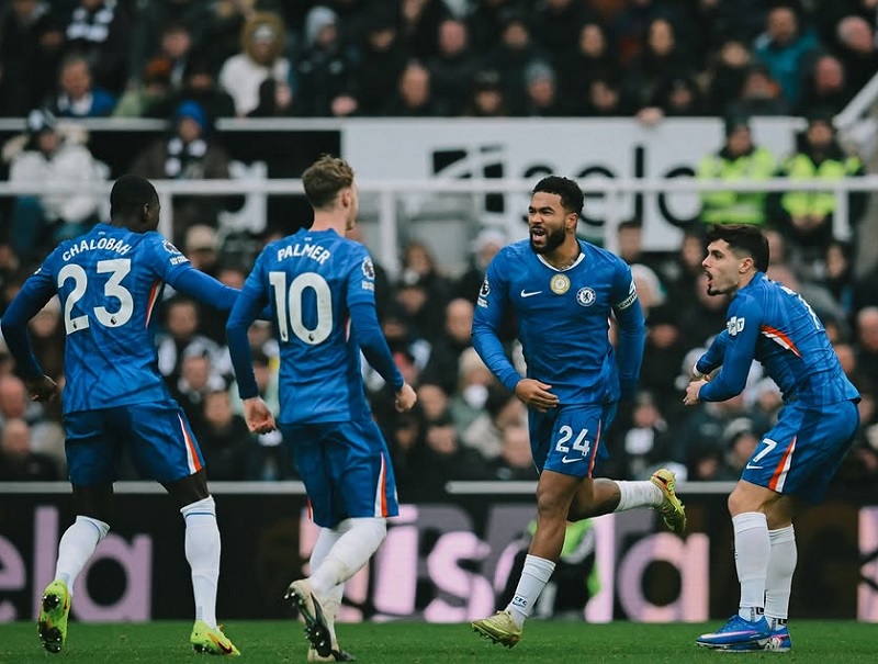 Pemain Chelsea melakukan selebrasi usai gol tendangan bebas kapten tim Reece James saat imbang 2-2 di kandang Newcastle United.